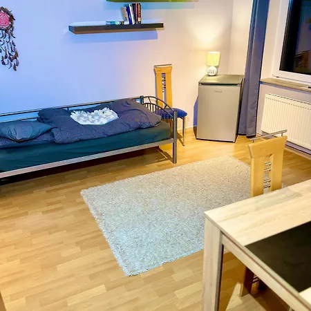2 Zimmer, Garten, Terrasse, Bad Mit Dusche Und Wc Und Gemeinschaftskueche