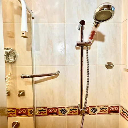 2 Zimmer, Garten, Terrasse, Bad Mit Dusche Und Wc Und Gemeinschaftskueche
