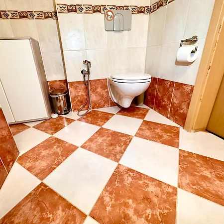 2 Zimmer, Garten, Terrasse, Bad Mit Dusche Und Wc Und Gemeinschaftskueche *